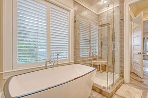 Douche, séchoir à cheveux, serviettes fournies