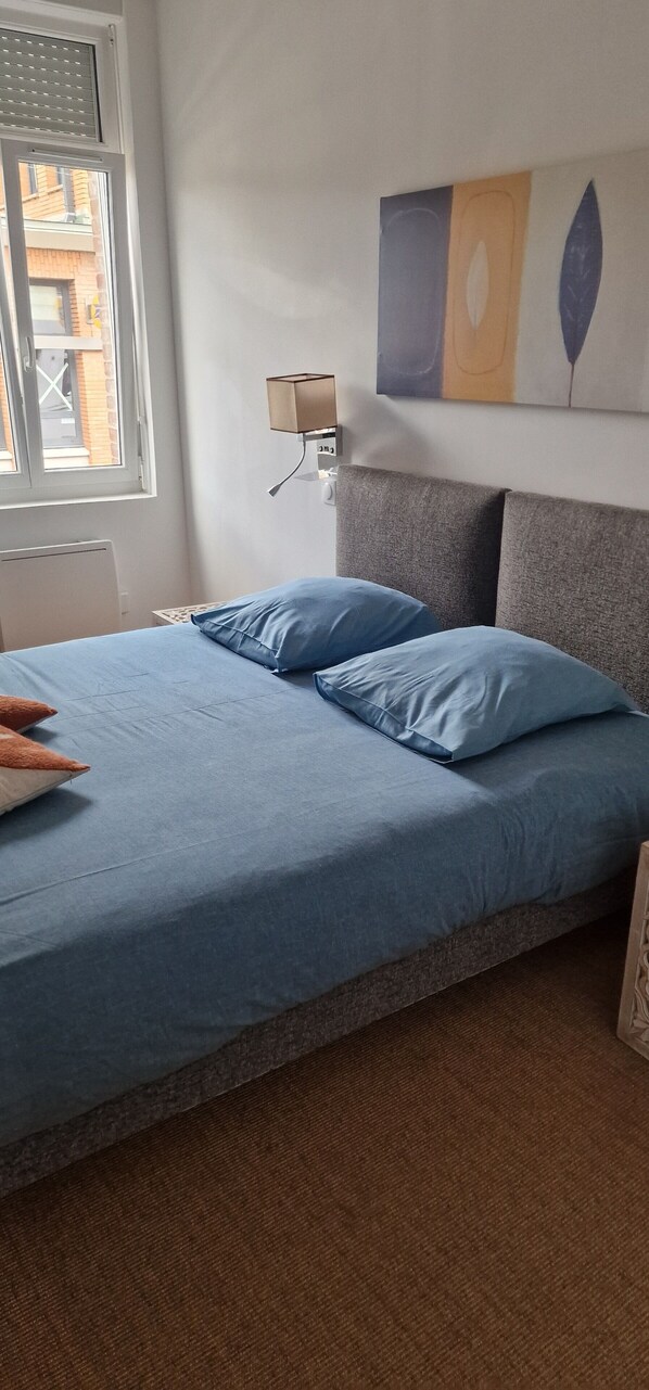 1 bedroom, pillow-top beds, desk, laptop workspace