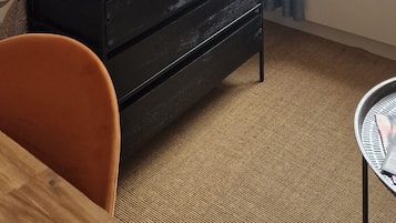 Comfort appartement, uitzicht op de stad | Woonruimte | Een 80-cm flatscreentelevisie met digitale zenders