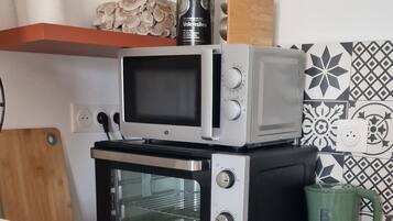 Comfort Apartment, City View | Private kitchen | Microwave, stovetop, coffee/tea maker, electric kettle