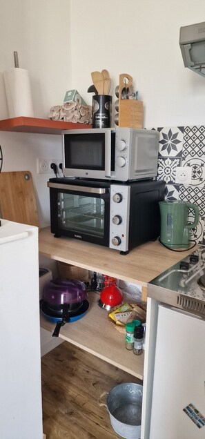 Appartement Confort, vue ville | Cuisine privée | Micro-ondes, plaque de cuisson, cafetiÚre/bouilloire