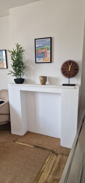 Leilighet – comfort, byutsikt | Oppholdsområde | En 80-centimeters Flatskjerm-TV med digitale kanaler
