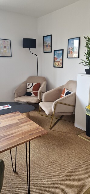 Comfort Apartment, City View | Living area | 80-cm flat-screen TV with digital channels