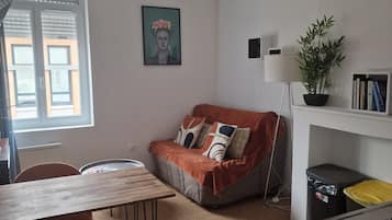 Comfort appartement, uitzicht op de stad | Woonruimte | Een 80-cm flatscreentelevisie met digitale zenders