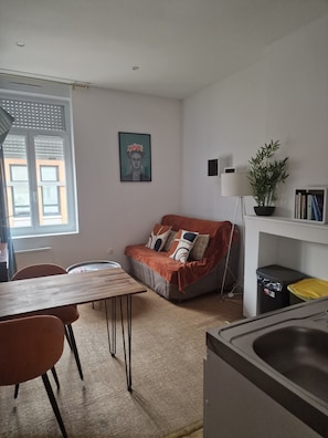 Comfort Apartment, City View | Living area | 80-cm flat-screen TV with digital channels