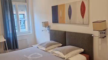 1 bedroom, pillow-top beds, desk, laptop workspace