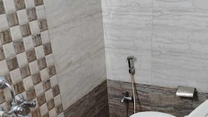 Un baño con inodoro, lavamanos y ducha.