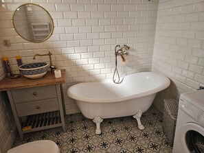 Sèche-cheveux, serviettes fournies, savon, papier toilette
