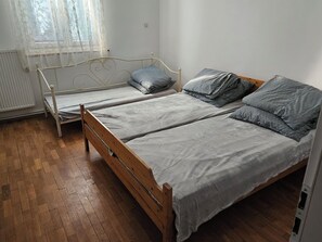 4 bedrooms, iron/ironing board, WiFi