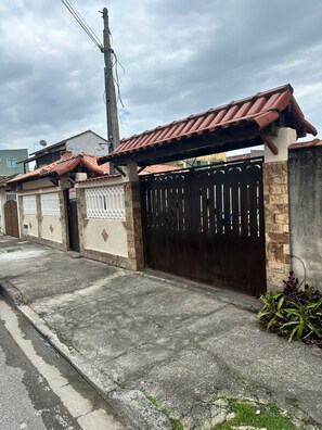 Property grounds - Charming 3-bedroom house in delightful Cidade Beira Mar Rio das Ostras. (Cidade Beira Mar Rio das Ostras)