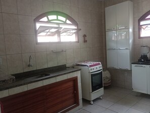Private kitchen - Charming 3-bedroom house in delightful Cidade Beira Mar Rio das Ostras. (Cidade Beira Mar Rio das Ostras)