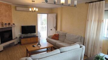 House, 3 Bedrooms, Accessible, Smoking | Living room