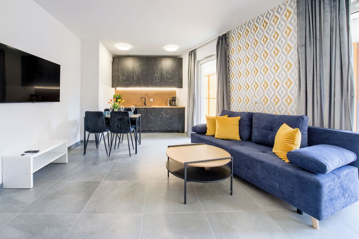 Apartment (B306) | Ruang tamu | TV skrin rata