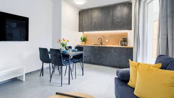 Apartment (B306) | Private kitchen | Fridge, stovetop, electric kettle, cookware/dishes/utensils