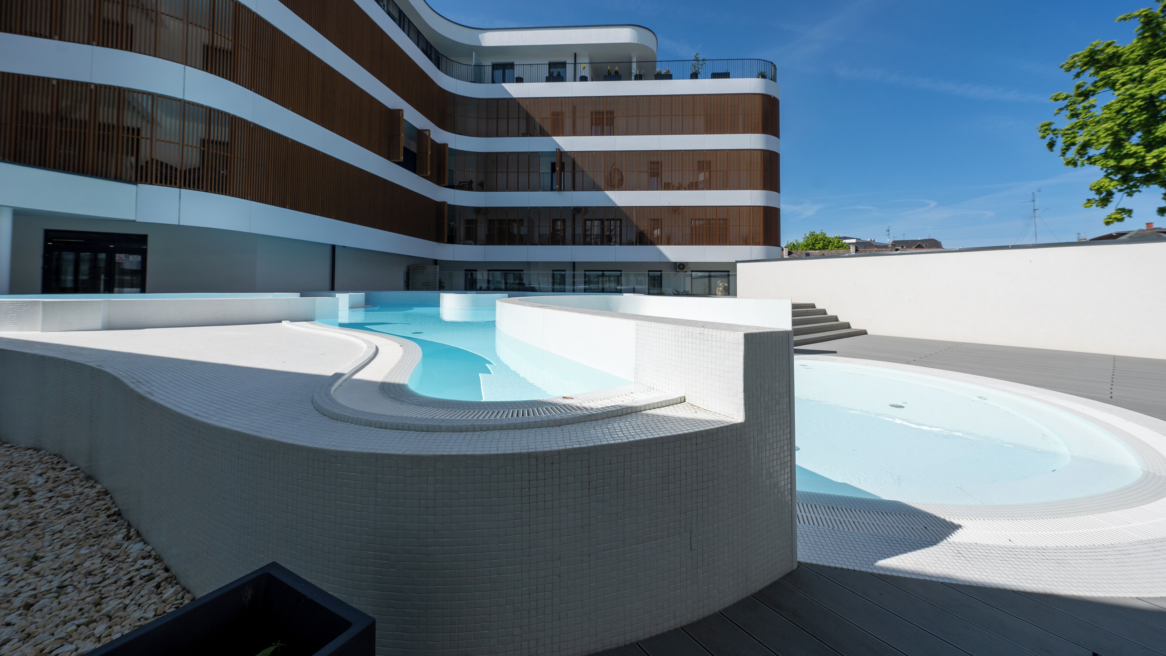 Un edificio moderno con piscina e design a più livelli.