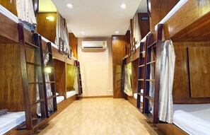 12 Bed Mixed Dormitory Room | In-room safe, soundproofing, free WiFi, bed sheets - The Lodge BKK Hostel (Bangkok)