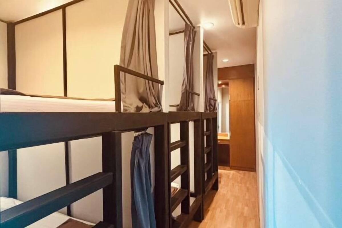 In-room safe, soundproofing, free WiFi, bed sheets