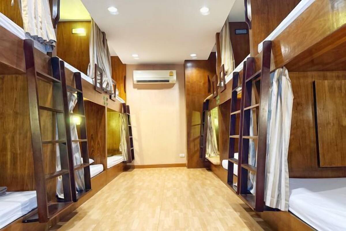 In-room safe, soundproofing, free WiFi, bed sheets