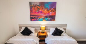 Basic Twin Room | Desk, free WiFi