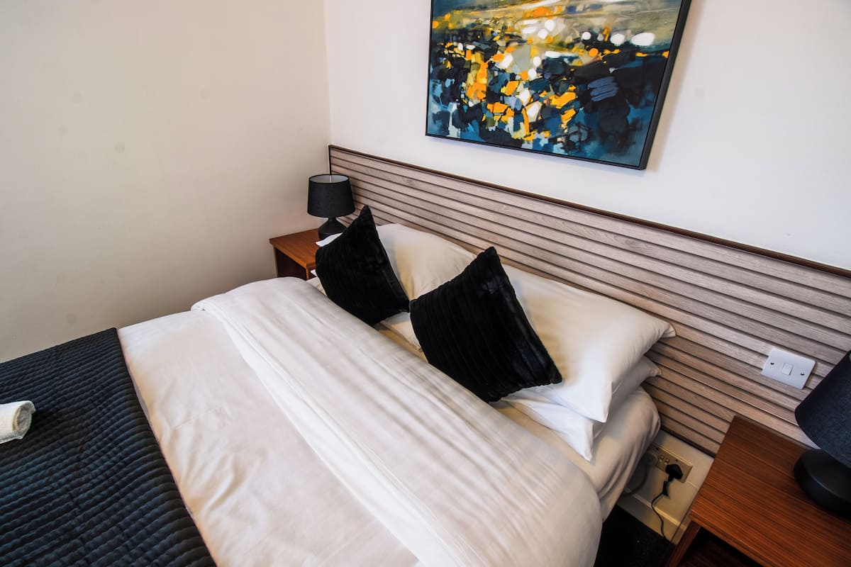 Quarto casal | Escrivaninha, Wi-Fi de cortesia