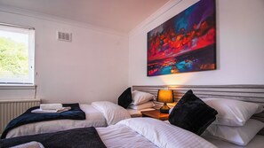 Habitació amb dos llits individuals bàsica | Escriptori i wifi gratuïta 