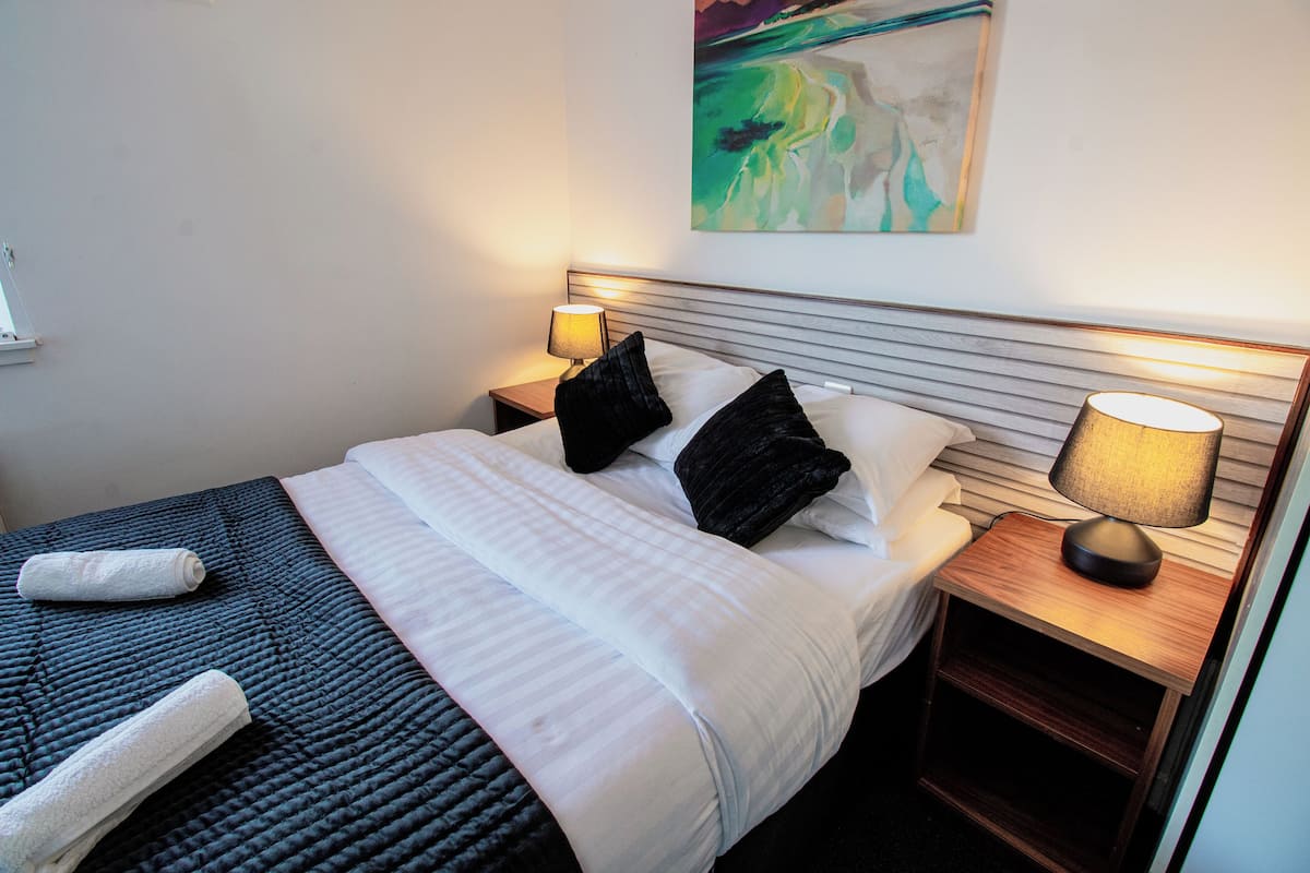 Quarto casal básico | Escrivaninha, Wi-Fi de cortesia
