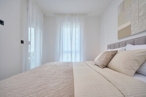 Leilighet – deluxe, parkutsikt | Blendingsgardiner, strykejern/-brett og wi-fi (inkludert)