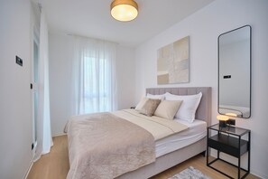 Condo Deluxe, quang cảnh công viên | Màn/rèm cản sáng, bàn ủi/dụng cụ ủi quần áo 