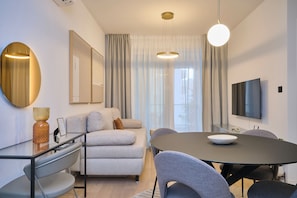 Deluxe appartement, uitzicht op park | Woonruimte | Flatscreentelevisie