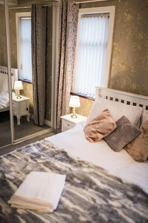 2 chambres, fer et planche à repasser, Wi-Fi, draps fournis