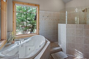 Douche, sèche-cheveux, serviettes fournies