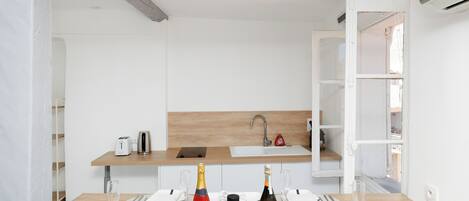 Réfrigérateur, micro-ondes, lave-vaisselle, cafetière/bouilloire