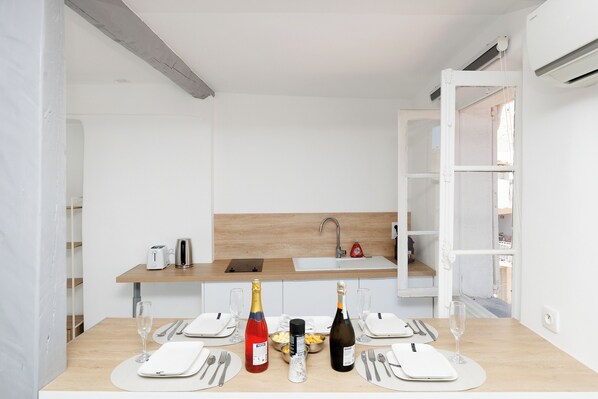 Kjøleskap, mikrobølgeovn, oppvaskmaskin og kaffetrakter/tekoker