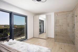 4 bedrooms, iron/ironing board, travel cot, free WiFi