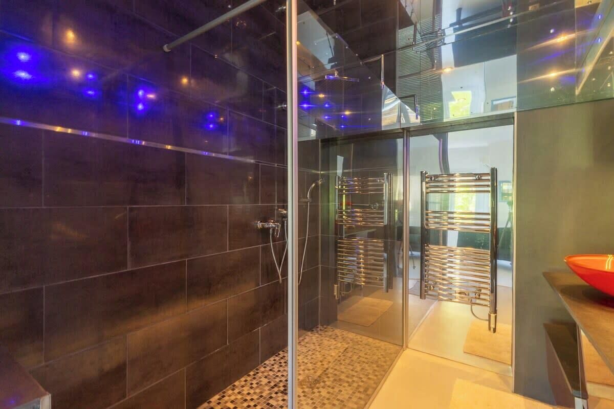Shower, towels
