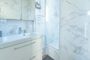 Shower, hair dryer, towels