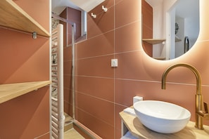 Dusche, Haartrockner, Handtücher