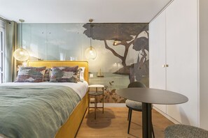 Iron/ironing board, free WiFi, bed sheets