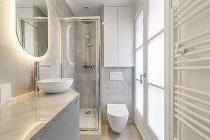 Dusche, Haartrockner, Handtücher