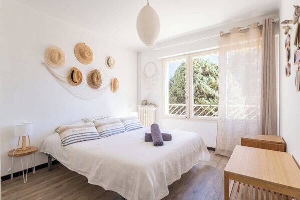 2 bedrooms, iron/ironing board, WiFi, bed sheets