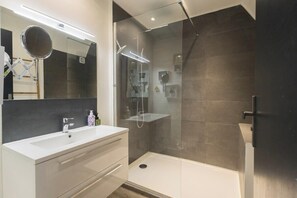 Dusche, Haartrockner, Handtücher