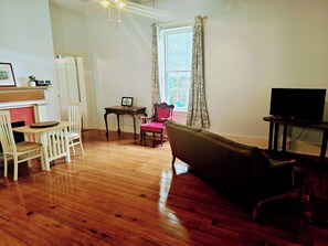 Smart TV, books - Stay Where History Meets Hospitality (Franklin)