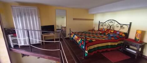 1 slaapkamer, een kluis op de kamer, een bureau