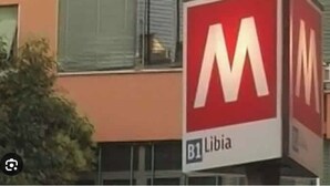 Un bâtiment orné d’une grande enseigne rouge et blanche sur laquelle figure la lettre « M ».