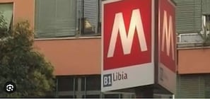 Un bâtiment orné d’une grande enseigne rouge et blanche sur laquelle figure la lettre « M ».