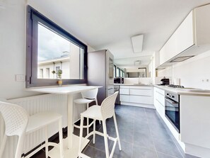 Fridge, oven, stovetop, coffee/tea maker