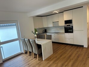 Private kitchen - Modern apartment with balcony & top equipment - ideal for family & group (Hilden)
