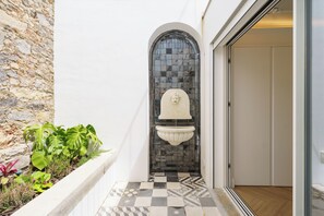 Ducha, secador de pelo, toallas y jabón