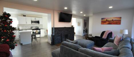 Smart-TV, Kamin, Videospiele, Tischfußball