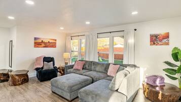 Smart-tv, een open haard, videospelletjes en tafelvoetbal